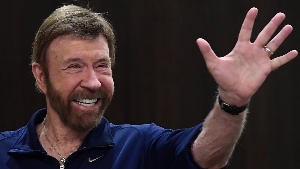 Chuck Norris amerikai színész a Baptista Szeretetszolgálat Cipõsdoboz adománygyûjtõ akciójához kapcsolódó sajtótájékoztatón a budapesti Kempinski Hotel Corvinus szállodában 2018. november 26-án.