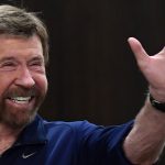 Chuck Norris amerikai színész a Baptista Szeretetszolgálat Cipõsdoboz adománygyûjtõ akciójához kapcsolódó sajtótájékoztatón a budapesti Kempinski Hotel Corvinus szállodában 2018. november 26-án.
