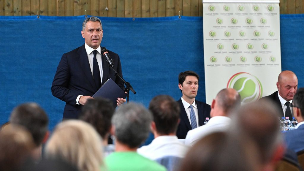 Tenisz: Lázár Jánosék nyakába 400 milliós pert akasztottak