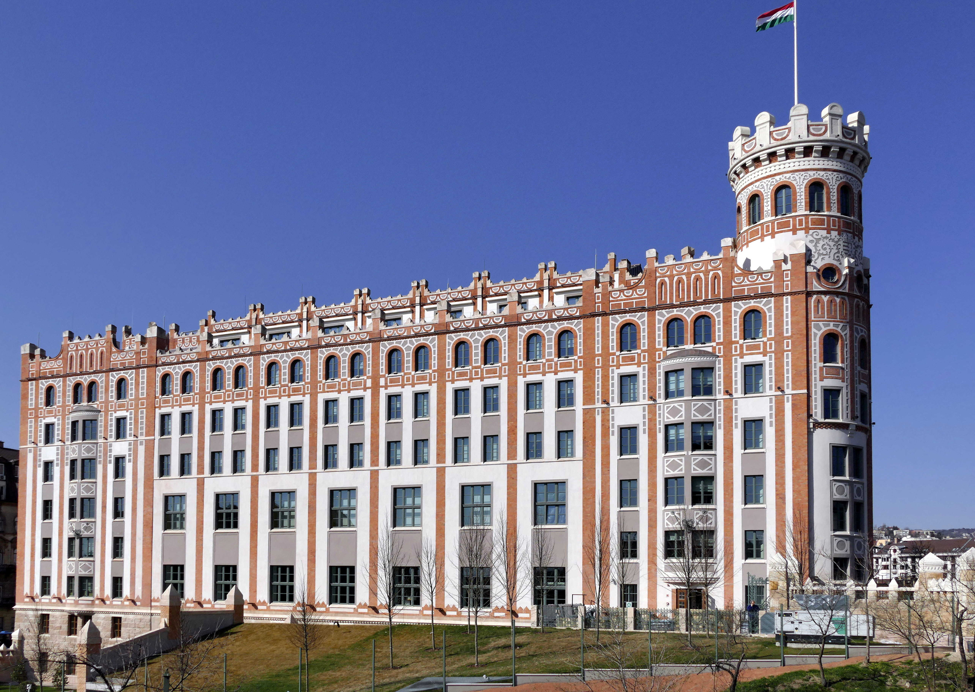 Az egykori Postapalota műemléki védettséget élvező felújított épülete a főváros I. kerületében, a Széll Kálmán téren.