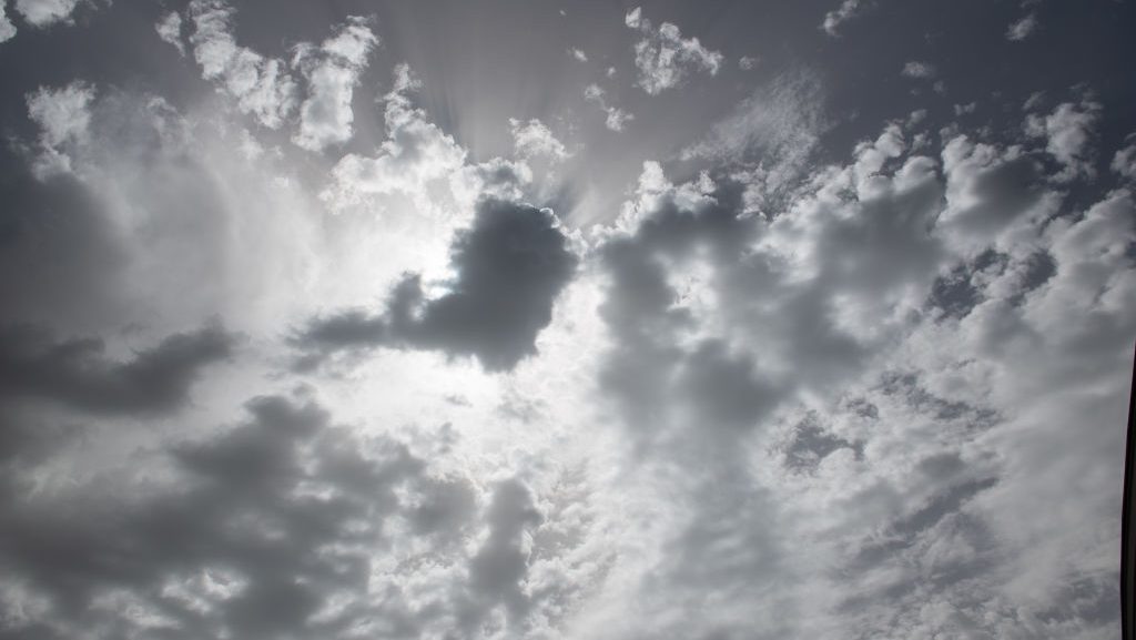 Meleg, tavaszi idő lesz ma – némi sivatagi porral