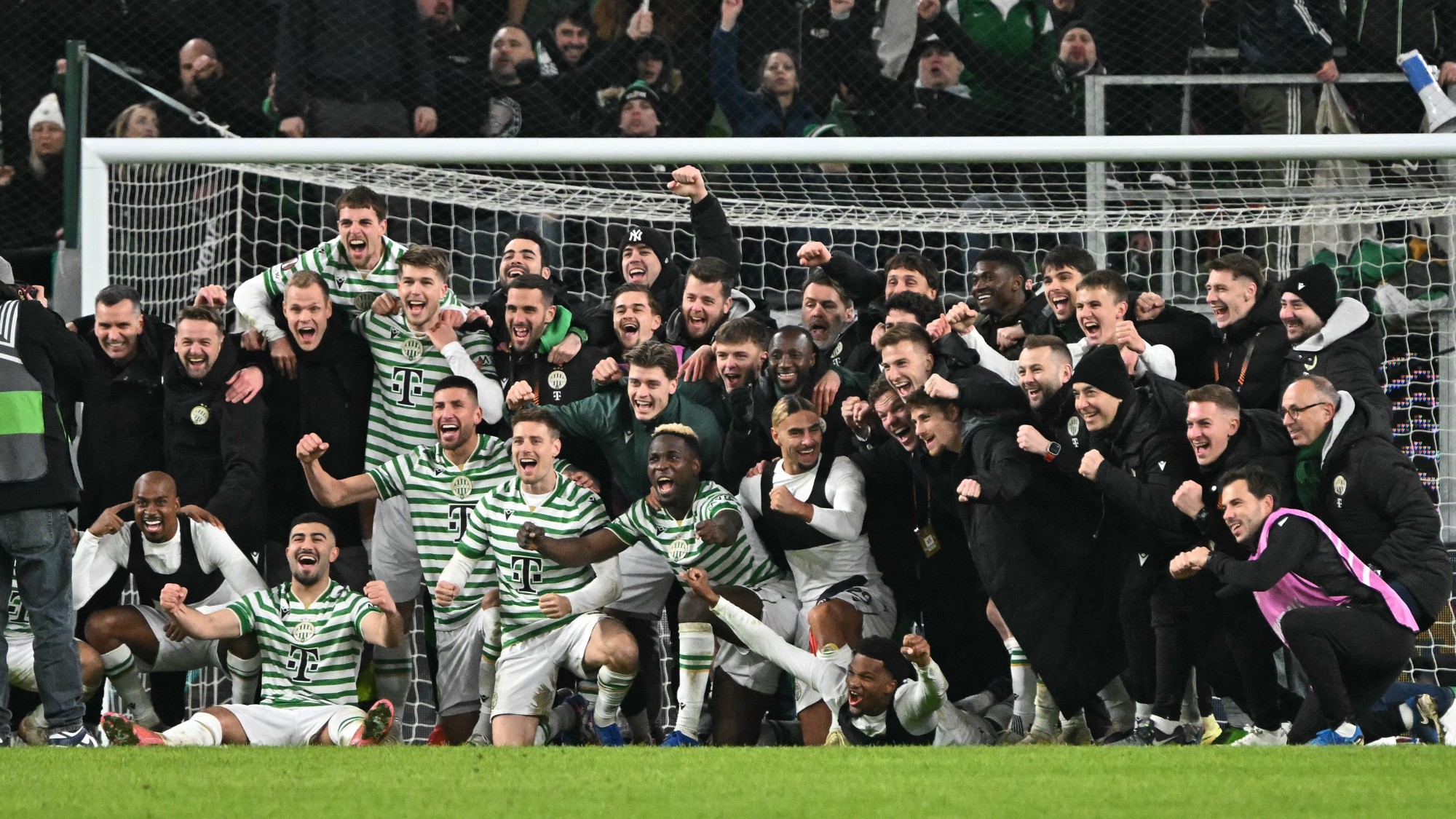 A Ferencváros játékosai ünneplik a Ludogorec elleni továbbjutást az Európa Ligában.