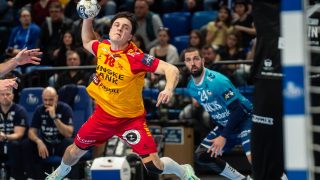 Szeged, 2026. március 5. Frederik Pedersen, a dán GOG (b) és Mario Sostaric, a Szeged játékosa a férfi kézilabda Bajnokok Ligája csoportkörének 13. fordulójában játszott OTP Bank-Pick Szeged - GOG mérkőzésen a szegedi Pick Arénában 2026. március 5-én. MTI/Ujvári Sándor