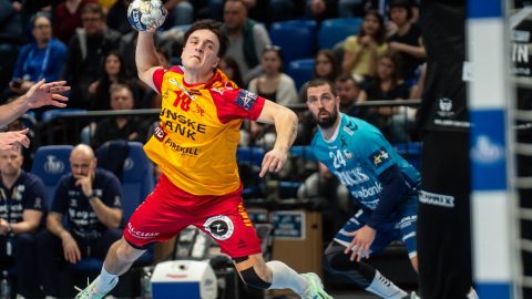 Szeged, 2026. március 5. Frederik Pedersen, a dán GOG (b) és Mario Sostaric, a Szeged játékosa a férfi kézilabda Bajnokok Ligája csoportkörének 13. fordulójában játszott OTP Bank-Pick Szeged - GOG mérkőzésen a szegedi Pick Arénában 2026. március 5-én. MTI/Ujvári Sándor