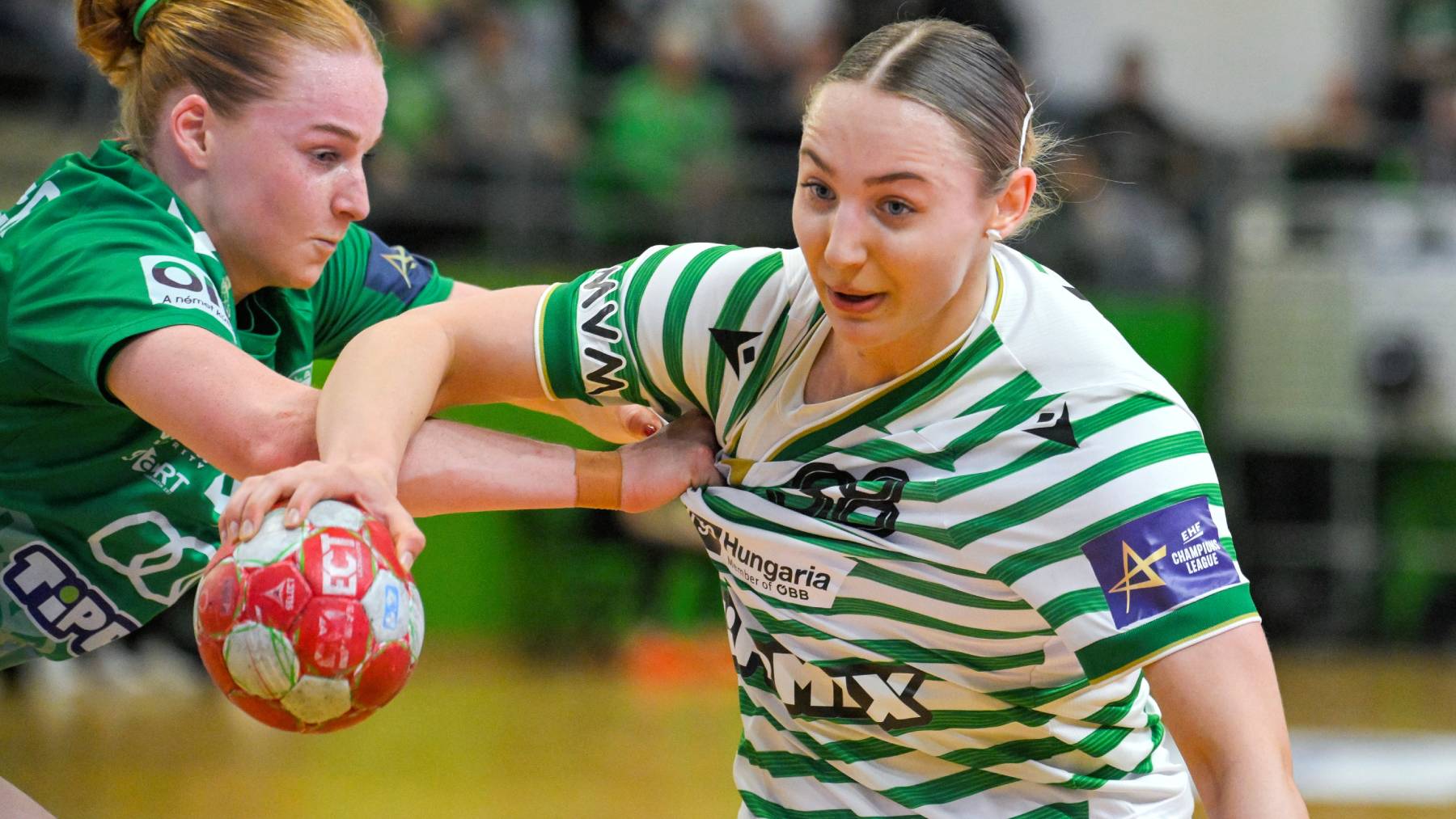 Simon Petra, a Ferencváros (j) és Dione Housheer, a Győr játékosa a női kézilabda K&H Liga 18. fordulójában játszott FTC-Rail Cargo Hungaria - Győri Audi ETO KC mérkőzésen az Elek Gyula Arénában 2026. március 18-án.