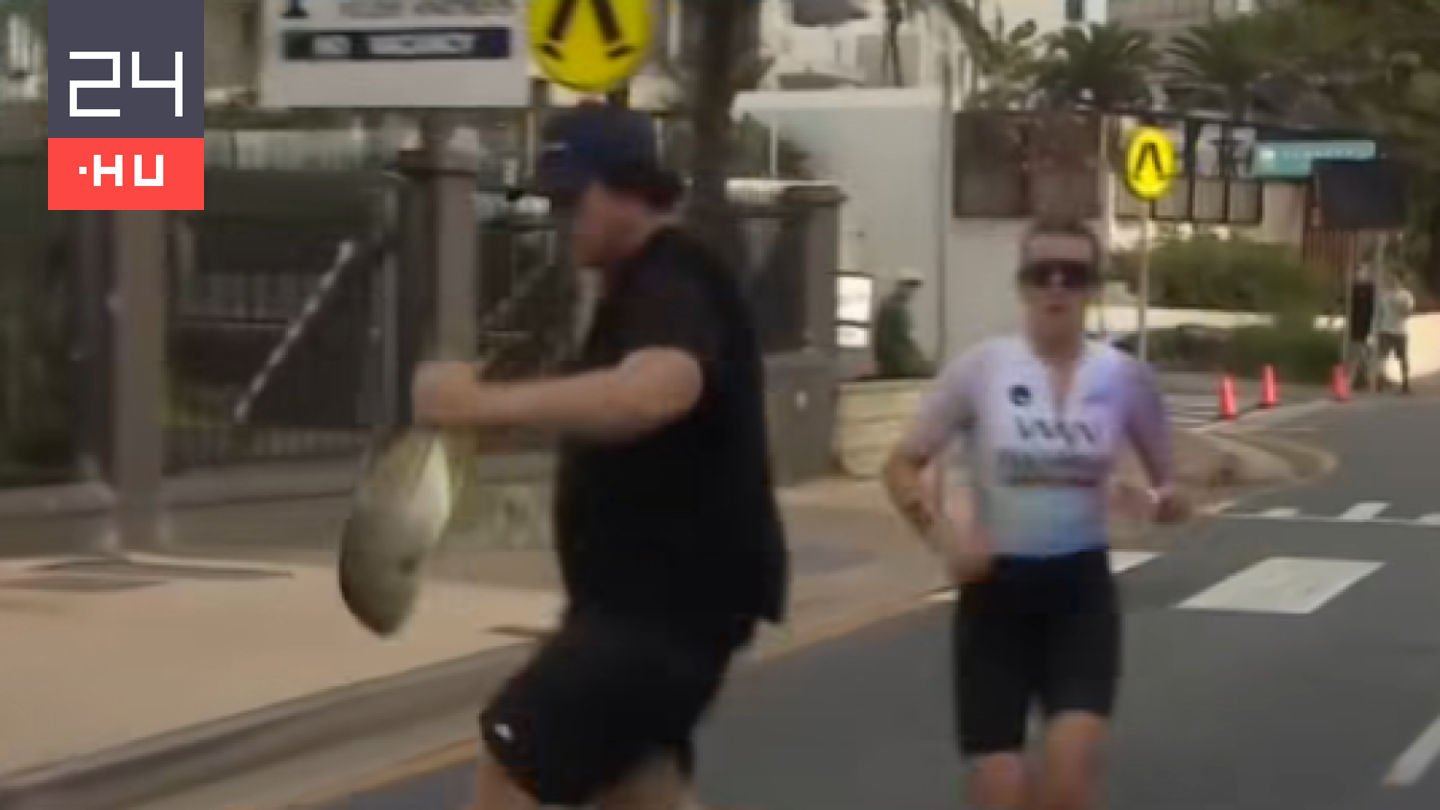 Itt mi történik? Hallal a kezében futott át egy férfi a triatlonversenyző előtt