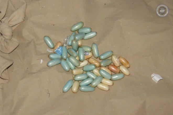 Lenyelték és testüregükbe rejtették a futárok drogot, egyikük egy kiló kokaint nyelt le és majdnem meghalt 1