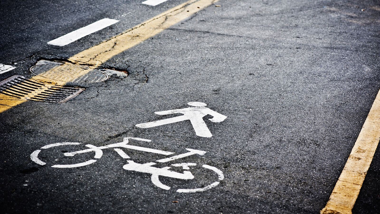 Gyalogos és kerékpáros sáv