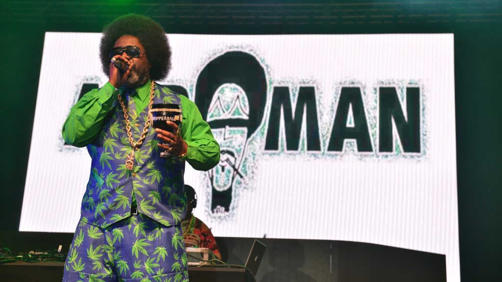 Pert nyert az amerikai rapper, aki gúnyos videoklipet csinált a házát megszálló rendőrökről