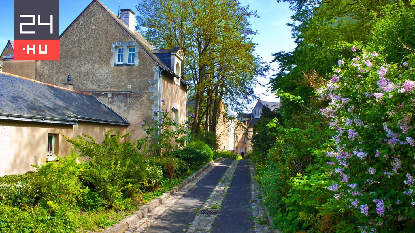 30 éve elkövetett adminisztrációs hiba miatt kell kettévágnia a házát egy nyugdíjas párnak