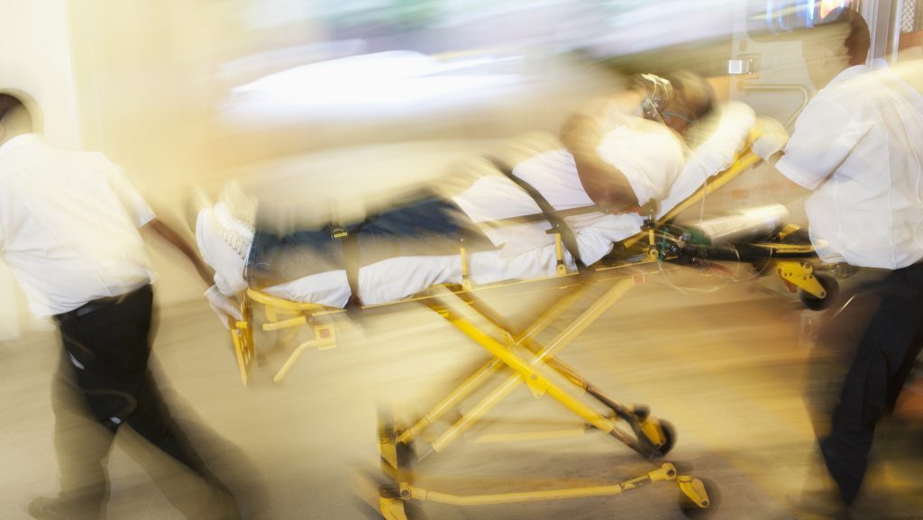 Nem ez volt élete napja: rohamot kapott, ütközött két autóval, rálőttek, kirabolták