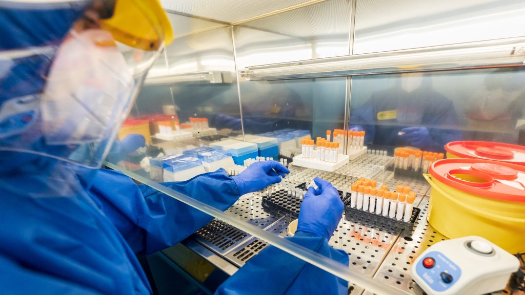 Újabb riogatás a Covid-variáns, amire nem hatnak a vakcinák?