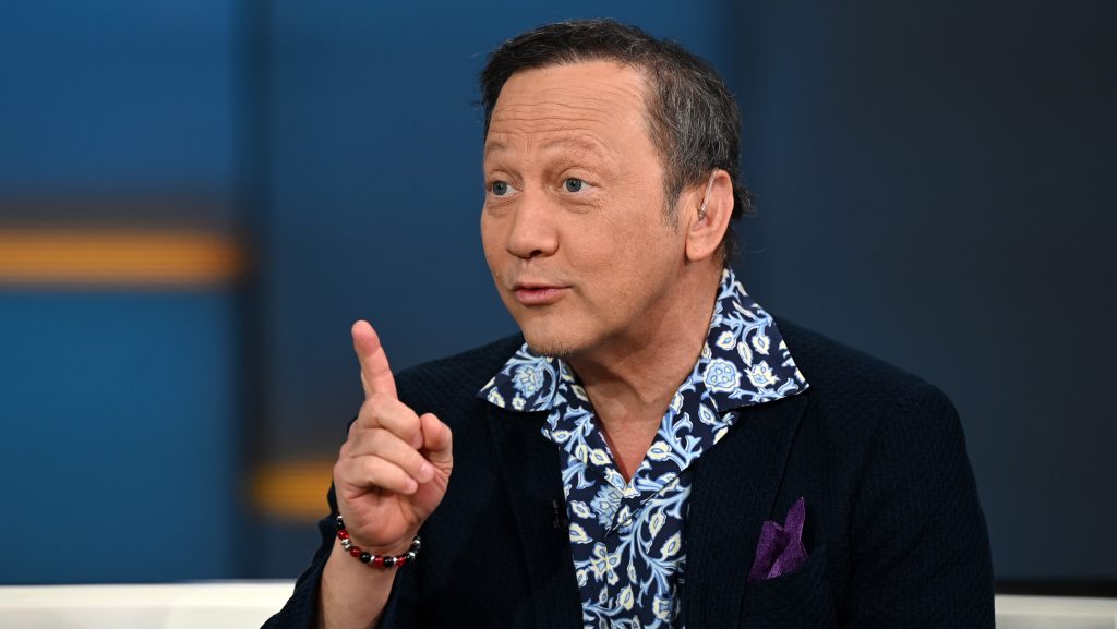 Rob Schneider a Szent István-bazilika előtt bizonygatta, milyen biztonságos Budapest, majd rettegni kezdett a bevándorlóktól és a háborútól