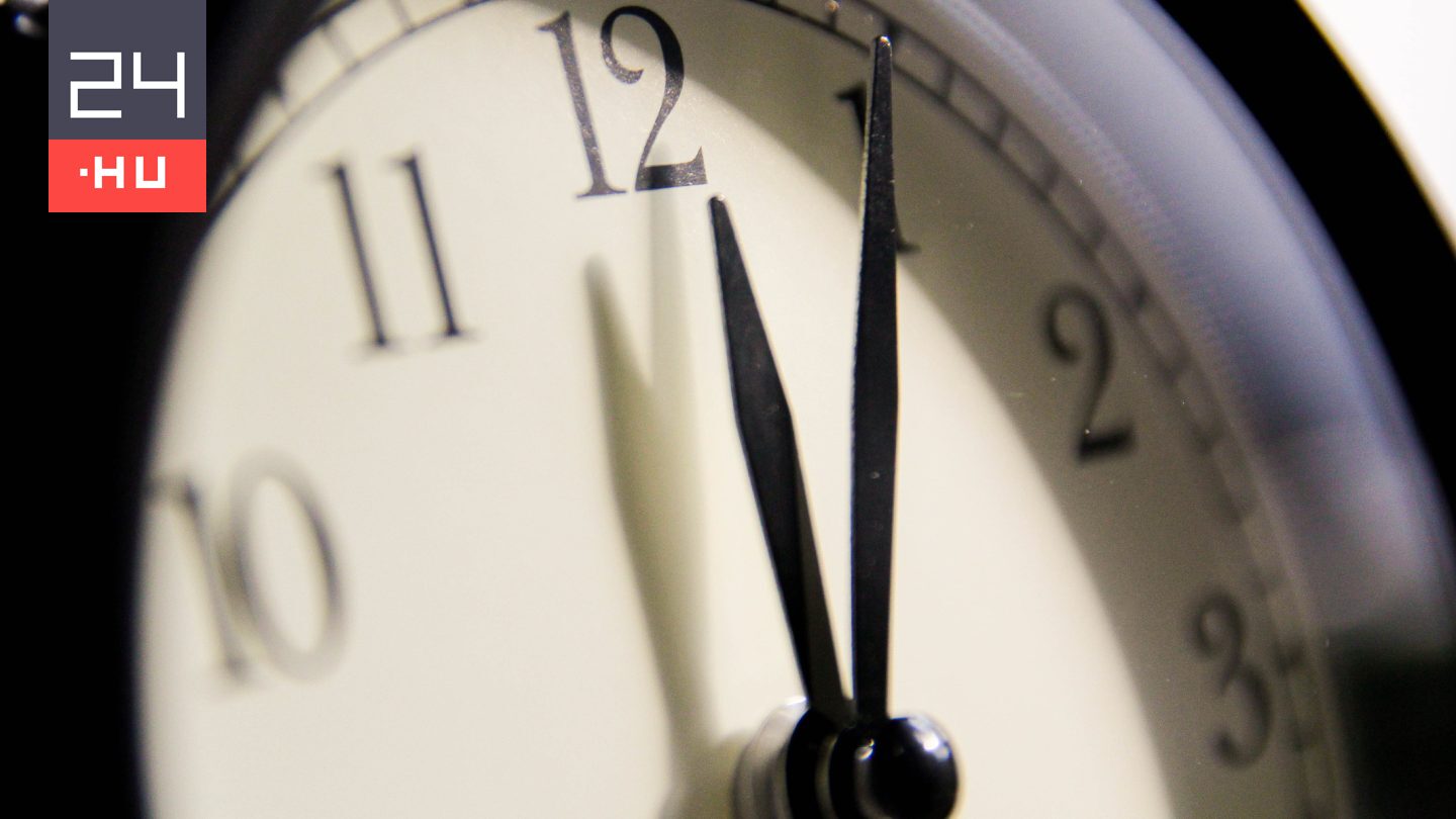Vasárnap óraátállítás: előre vagy hátra kell tekerni?