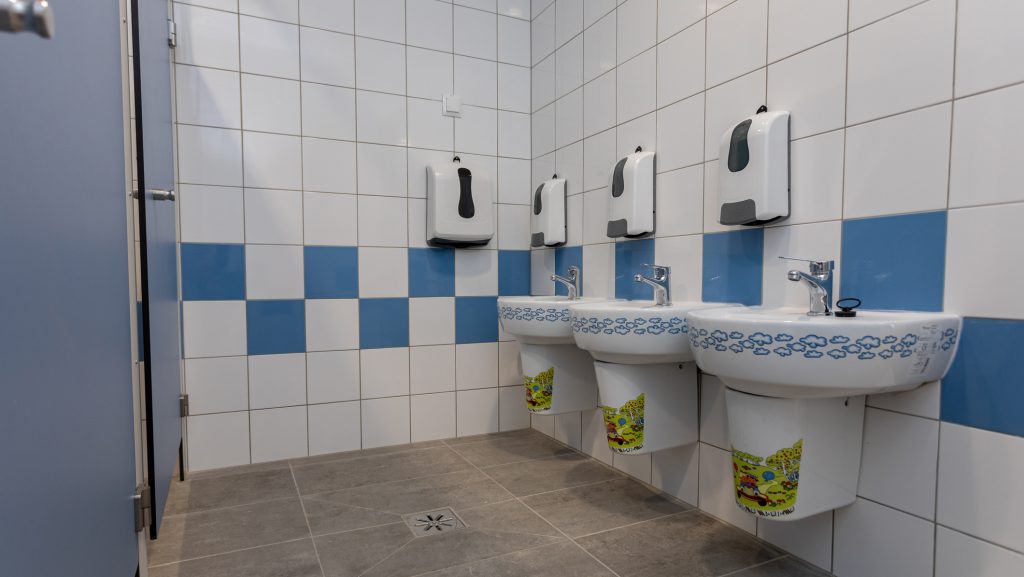 Bevitt egy nagyobb diák egy alsós kisfiút az általános iskola vécéjébe, levetkőztette és szexuális erőszakot követett el rajta