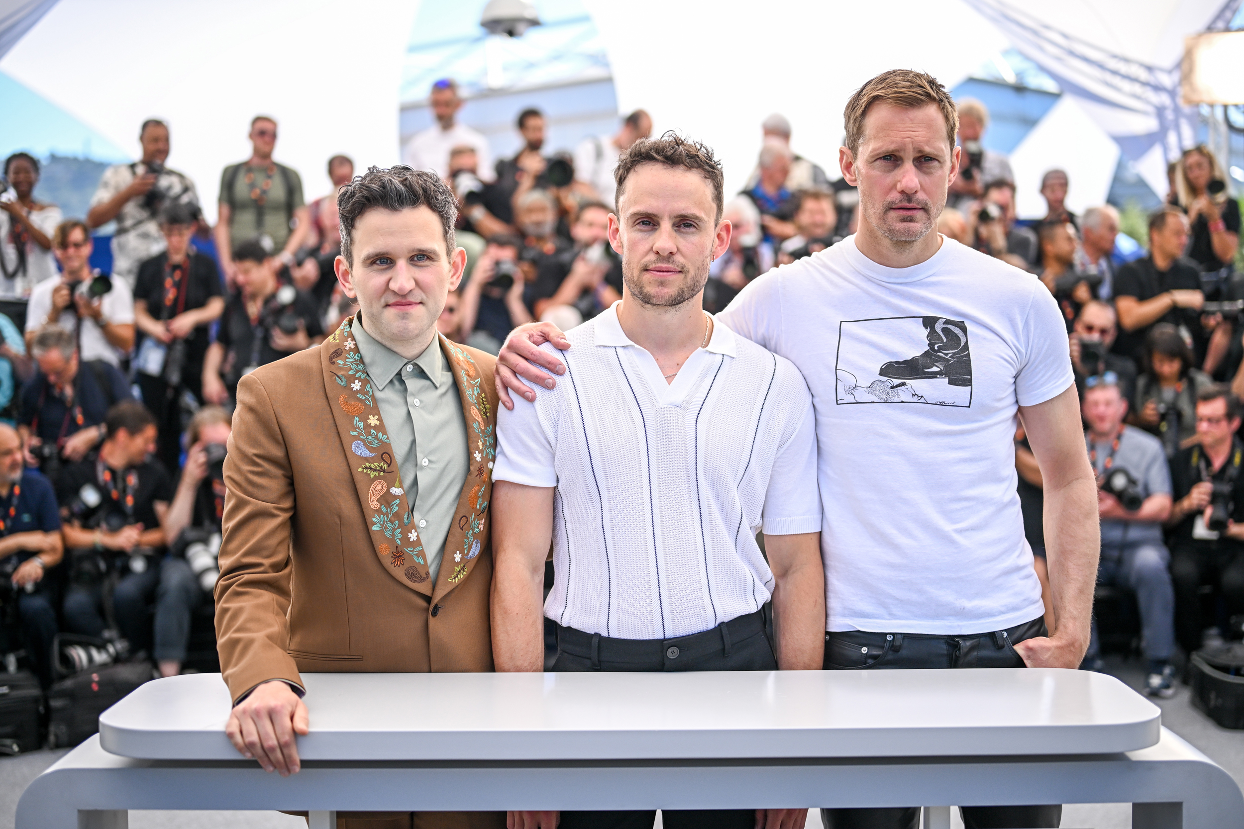 Nem hittük volna, hogy csizmanyalás és meleg BDSM-szex hozza el az év legjobb romkomját 1 Harry Melling, Harry Lighton és Alexander Skarsgård a Pillion című film bemutatóján a 78. éves cannes-i filmfesztiválon 2025. május 18-án.