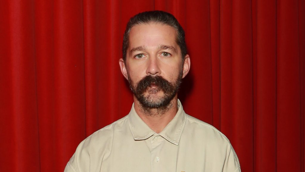 Nincs fék a vonaton: Shia LaBeouf ezúttal félmeztelenül randalírozott egy bárban