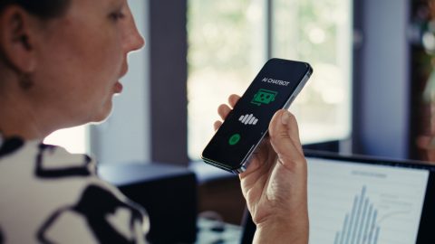 MI asszistenst használó nő.