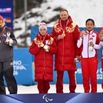 A dobogós látássérült sífutók és kísérőik.