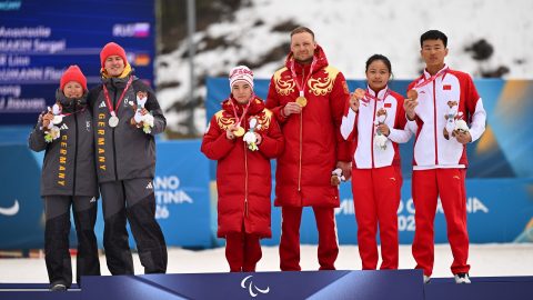 A dobogós látássérült sífutók és kísérőik.