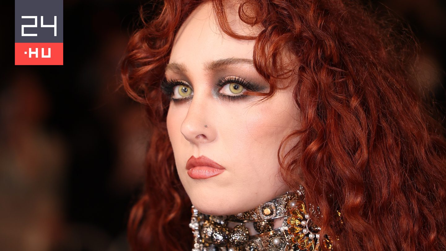 Azzal nem lehet vádolni Chappell Roant, hogy ne villantott volna a párizsi divathéten is