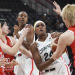 A kanadai Aaliyah Edwards (24) küzd a japán Takada Makival a labdáért.