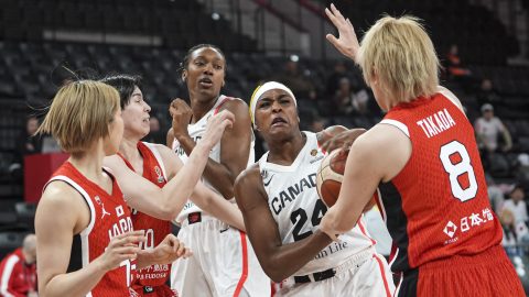 A kanadai Aaliyah Edwards (24) küzd a japán Takada Makival a labdáért.