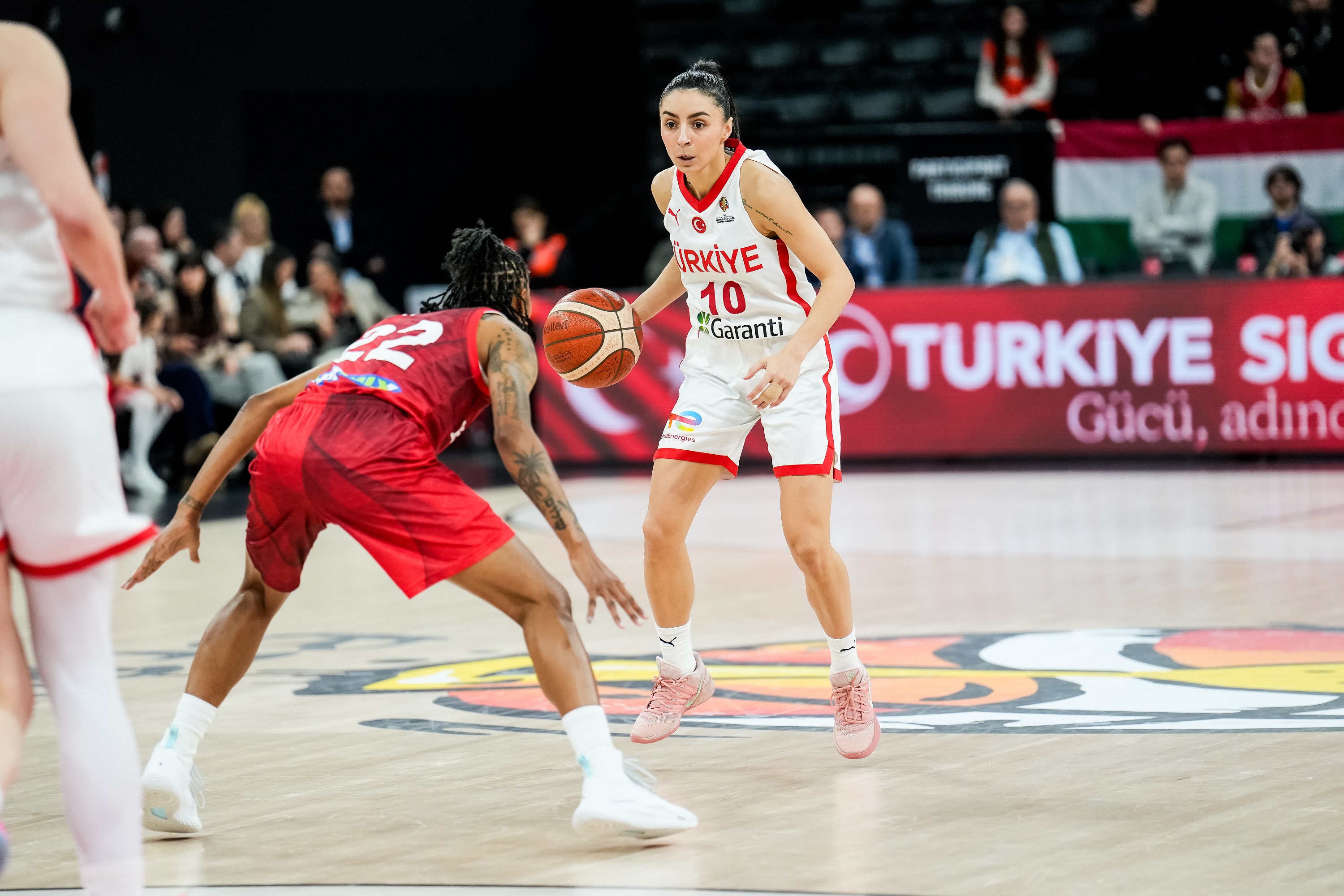 Alperi Onar és Yvonne Turner.