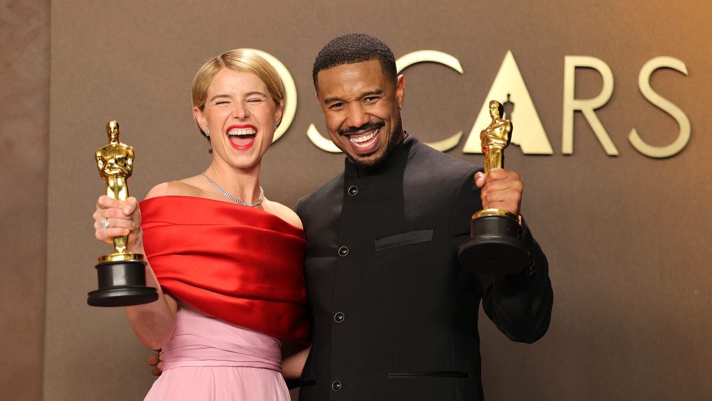 Bajszos DiCaprio, műsólyom és csillogás – fotókon a 2026-os Oscar-gála legjobb pillanatai