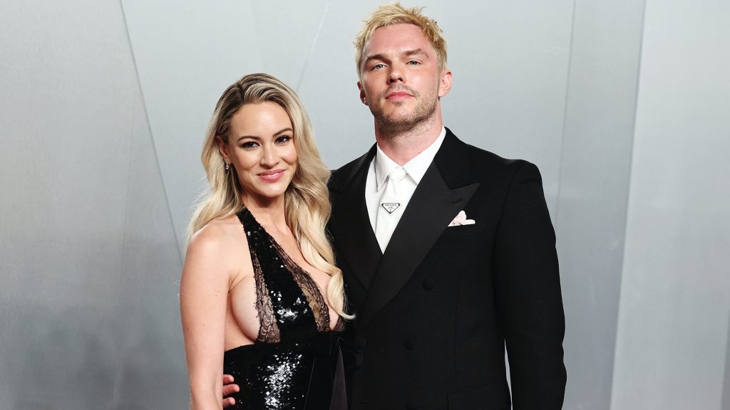 „Így néz ki egy szoptató anya, aki már órák óta nem etette meg a babáit” – Nicholas Hoult felesége visszaszólt az Oscar-ruháját kritizálóknak