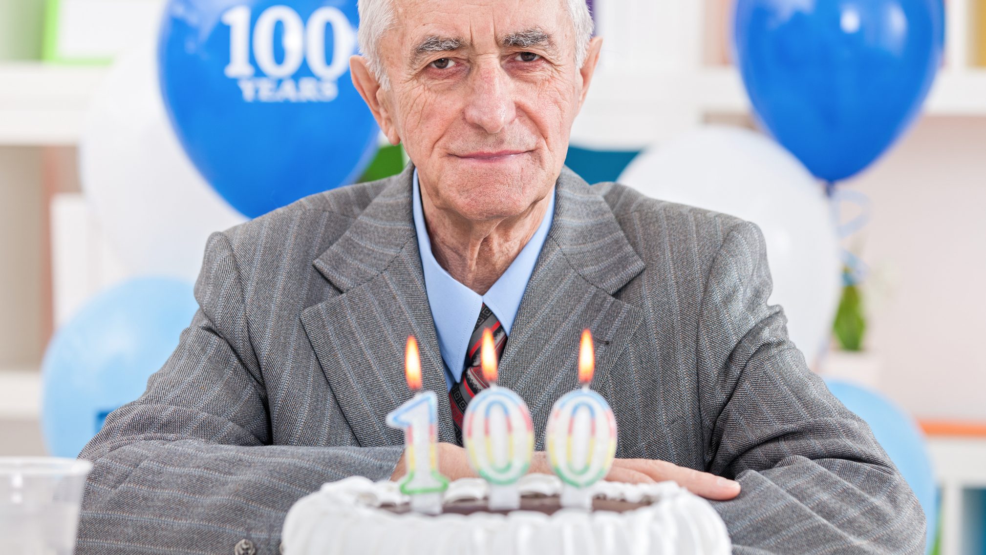 100. születésnapját ünneplő férfi.