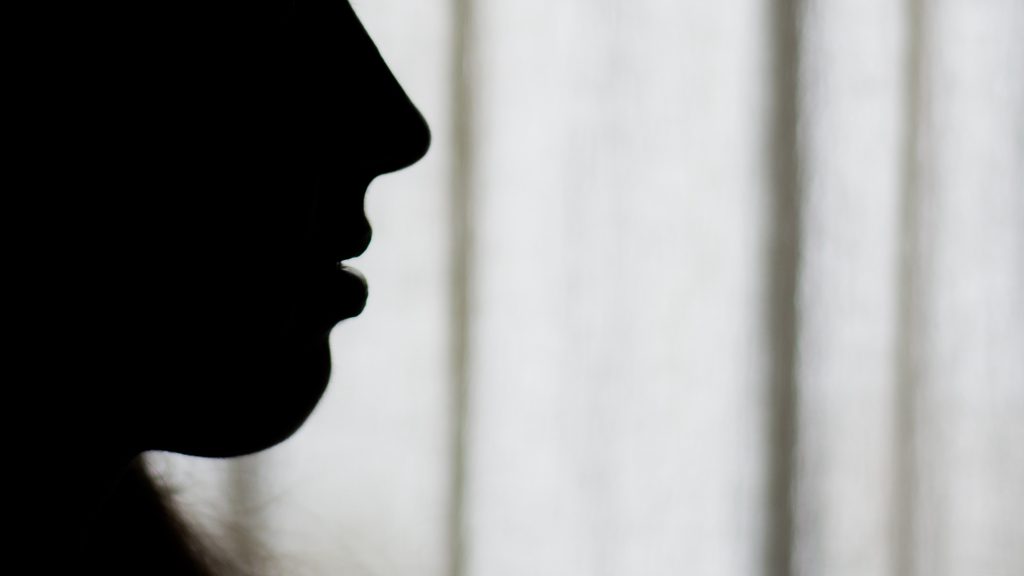 Gyarmati Andrea összegömbölyödött