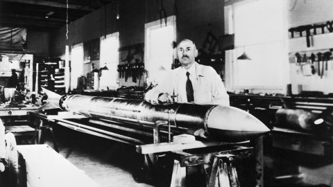 Robert H. Goddard az egyik rakétájával