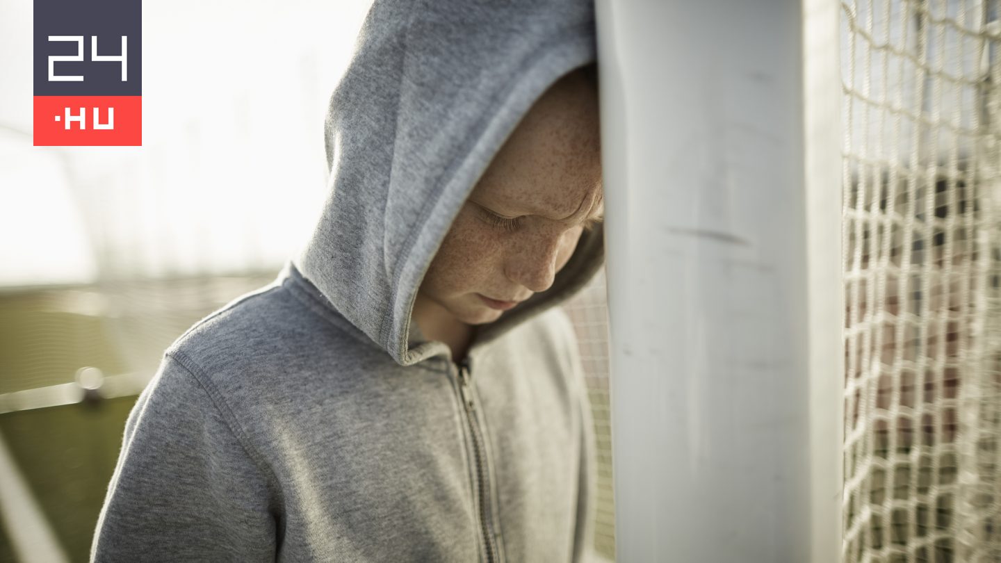 Menősködni akart egy 17 éves fiú, ezért levideóztatta, hogyan rúgja szét egy gyermek fejét