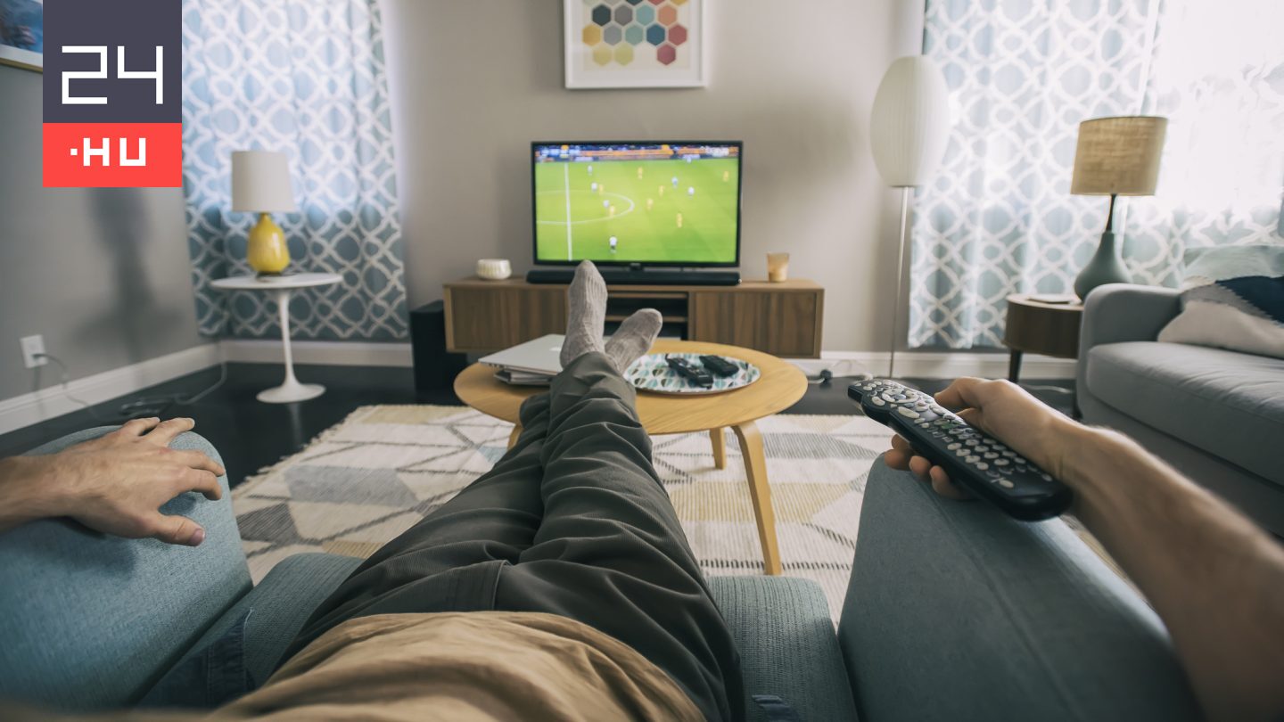 Leszúrta az apját lándzsával, mert dumált tévézés közben