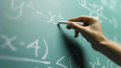 Egy matematikai feladvány megoldása egy táblánál