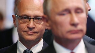 Szergej Kirijenko, az elnöki hivatal helyettes vezetője és Vlagyimir Putyin orosz elnök 2017-ben.