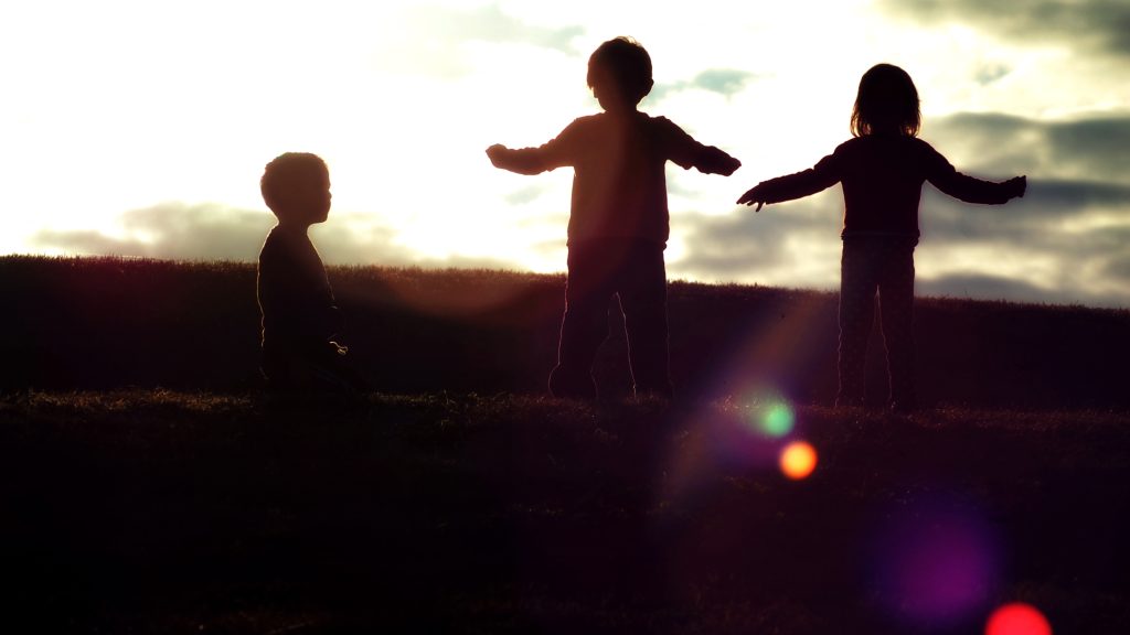 Másfél éve nem jár iskolába három kiskorú testvér, de nem emeli ki őket az állam, mert nincs hely számukra – Péter, Anna és Gergely története