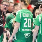 Svendborg, 2026. március 8. Golovin Vlagyimir szövetségi kapitány, illetve Faragó Lea (j) és Szmolek Apollónia (k) a női kézilabda Eurokupa csoportkörében, a B csoport negyedik forsulójában játszott Dánia-Magyarország mérkőzésen Svendborgban 2026. március 8-án. MTI/EPA/Ritzau/Claus Fisker