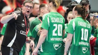 Svendborg, 2026. március 8. Golovin Vlagyimir szövetségi kapitány, illetve Faragó Lea (j) és Szmolek Apollónia (k) a női kézilabda Eurokupa csoportkörében, a B csoport negyedik forsulójában játszott Dánia-Magyarország mérkőzésen Svendborgban 2026. március 8-án. MTI/EPA/Ritzau/Claus Fisker