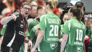 Golovin Vlagyimir szövetségi kapitány, illetve Faragó Lea (j) és Szmolek Apollónia (k) a női kézilabda Eurokupa csoportkörében, a B csoport negyedik fordulójában játszott Dánia-Magyarország mérkőzésen Svendborgban 2026. március 8-án.