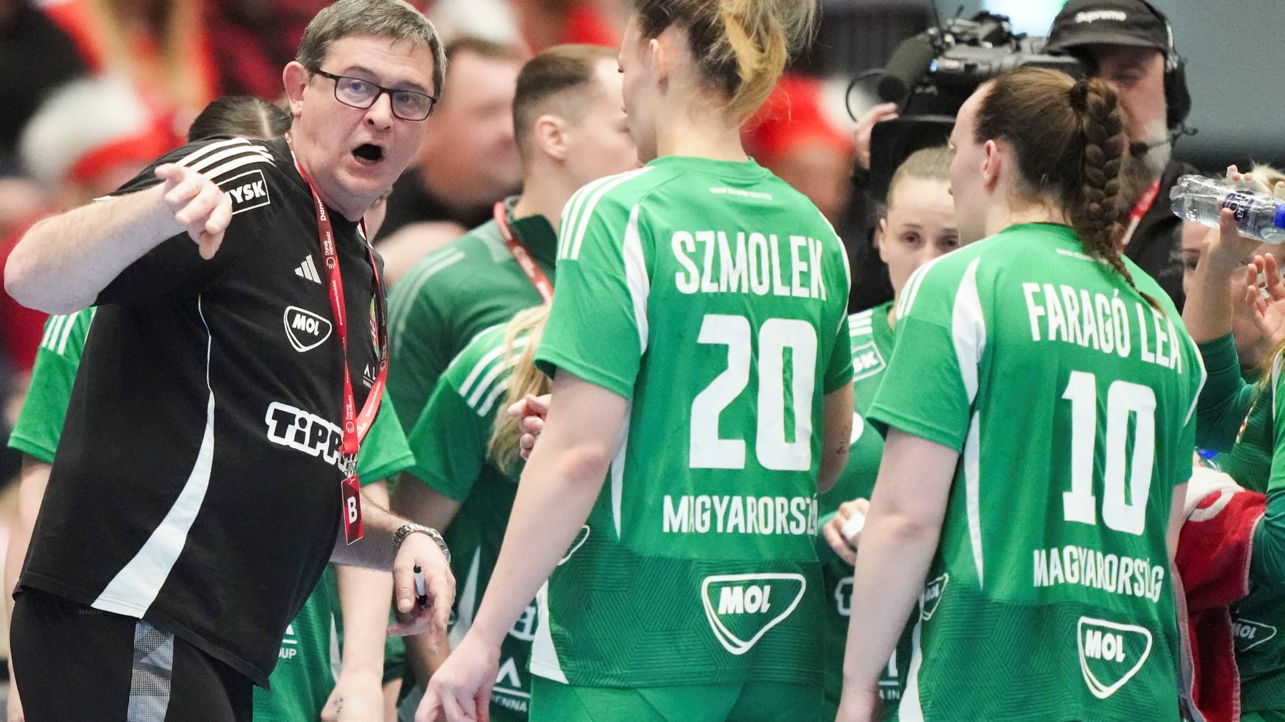 Svendborg, 2026. március 8. Golovin Vlagyimir szövetségi kapitány, illetve Faragó Lea (j) és Szmolek Apollónia (k) a női kézilabda Eurokupa csoportkörében, a B csoport negyedik forsulójában játszott Dánia-Magyarország mérkőzésen Svendborgban 2026. március 8-án. MTI/EPA/Ritzau/Claus Fisker