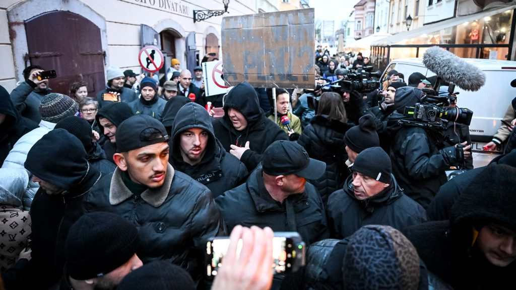 Szolnok polgármestere a rendőrségtől kap segítséget az Orbánt kísérő fekete ruhások miatt