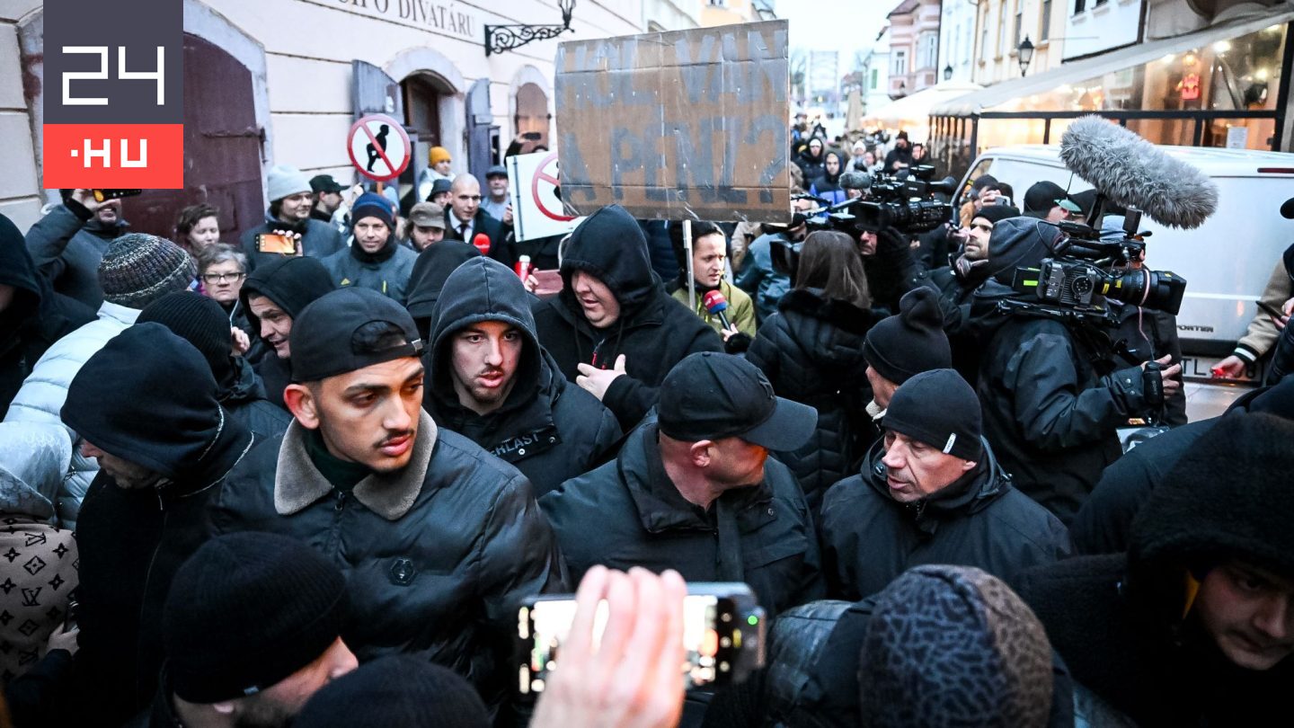 Szolnok polgármestere a rendőrségtől kap segítséget az Orbánt kísérő fekete ruhások miatt