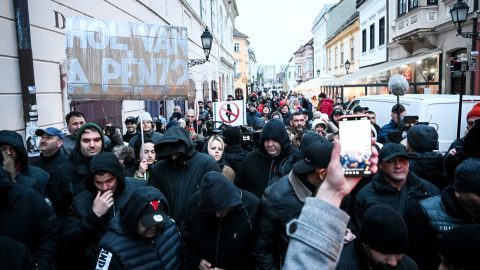 Fekete ruhába öltözött férfiak állták el az Orbán ellen tütetők útját Győrben.