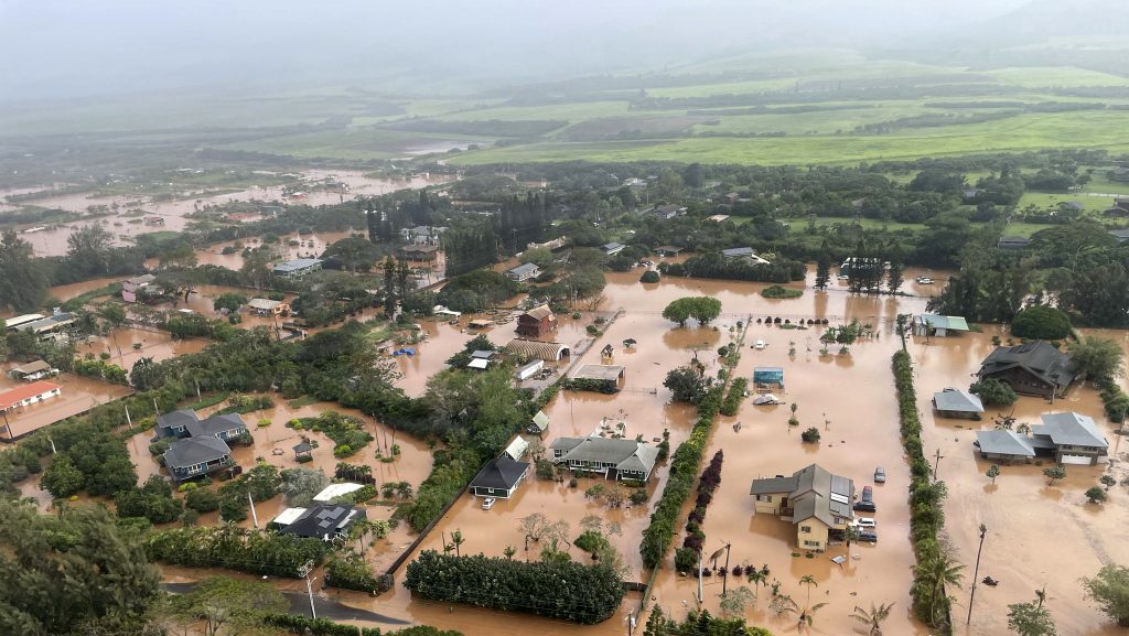 20 éve nem látott árhullám csapott le Hawaii-ra, több ezer embert kellett kitelepíteni