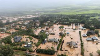 Az amerikai parti őrség 2026. március 21-én készített légi felvétele a Hawaii Oahu szigetének északi partvidékén pusztító áradásról.