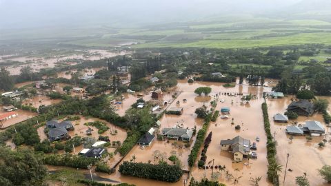 Az amerikai parti őrség 2026. március 21-én készített légi felvétele a Hawaii Oahu szigetének északi partvidékén pusztító áradásról.