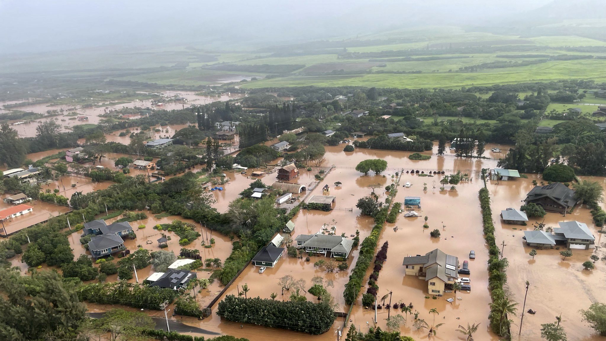 Az amerikai parti őrség 2026. március 21-én készített légifelvétele a Hawaii Oahu-szigetének északi partvidékén pusztító áradásról.