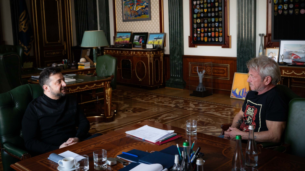 Itt egy friss fotó Zelenszkijről és Sean Pennről, aki az Oscar-gála helyett utazott Kijevbe